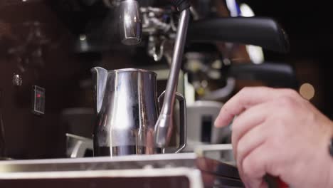 Barista-Füllt-Kaffeekanne-Mit-Heißem-Wasser-Aus-Einer-Professionellen,-Glänzenden,-Silbernen-Barista-Kaffeemaschine
