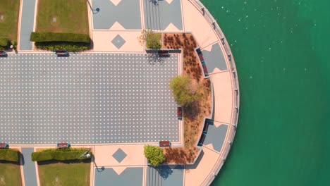 Luftaufnahme-Eines-Modernen-Platzes-In-Abu-Dhabi-In-Der-Nähe-Des-Wassers-Und-Einer-Autobahn