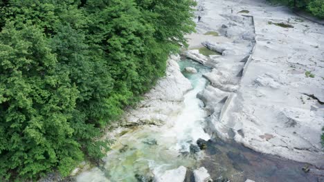 Río-Serio-Con-Sus-Cristalinas-Aguas-Verdes,-Bergamo,-Valle-Seriana,-Italia