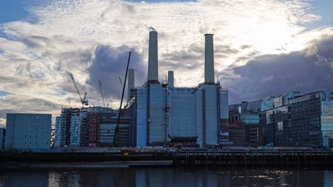 Zeitraffer-Dunkler-Wolken,-Die-Die-Sonne-Hinter-Dem-In-Reparatur-Befindlichen-Battersea-Kraftwerk-Bedecken