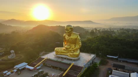 Impresionante-Estatua-De-4k-De-Luang-Phor-Thuat-Al-Amanecer,-La-Más-Grande-Del-Mundo