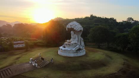 Estatua-De-Buda-Naga-De-Hormigón-4k-En-La-Mañana
