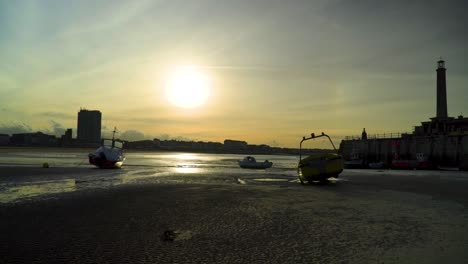 Silhouette-Eines-Hafens-Mit-Booten-Am-Strand-Während-Der-Goldenen-Stunde-Des-Sonnenuntergangs