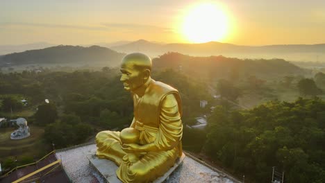 4k-Antenne:-Das-Goldene-Bild-Von-Luang-Phor-Thuat,-Dem-Berühmtesten-Und-Angesehensten-Mönch-In-Thailand