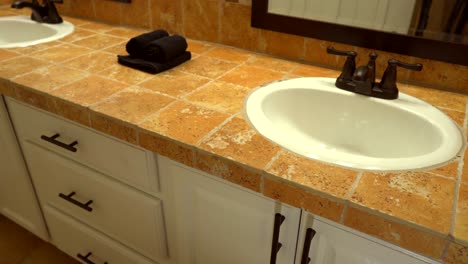 Badezimmerdesign-Mit-Weißen-Schränken-Und-Mosaikfliesen-arbeitsplatte-Und-Backsplash