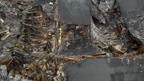 Vuelo-Aéreo-Hacia-Atrás-Sobre-Un-Edificio-Industrial-Destruido-Por-El-Fuego