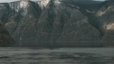 Fjord-In-Westnorwegen-Mit-Wunderschönen-Bergen-Im-Hintergrund-Und-Starker-Strömung-Im-Vordergrund