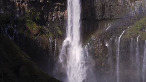 Nahaufnahme-Eines-Wasserfalls,-Der-Auf-Klippen-Mit-Fließendem-Wasser-Herunterfällt