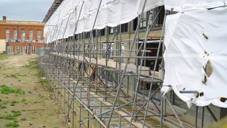 Scaffolding-on-the-wall-of-a-big-building-close-to-sea