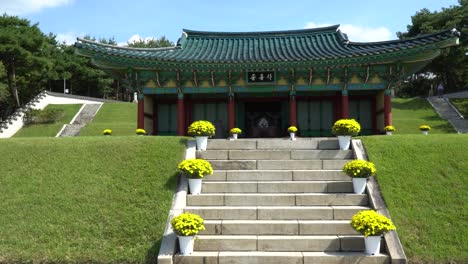 Walking-towards-traditional-Korean-building-in-Chilbaek-Cemetery-park