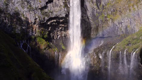 Schöne-Aussicht-Auf-Unglaubliche-Wasserfälle-Mit-Regenbogen-Gegen-Massive-Felsen