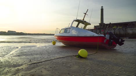 Das-Boot-Liegt-Am-Ausgetrockneten-Küstenstrand-In-Der-Nähe-Des-Hafens-Bei-Schönem-Sonnenuntergang