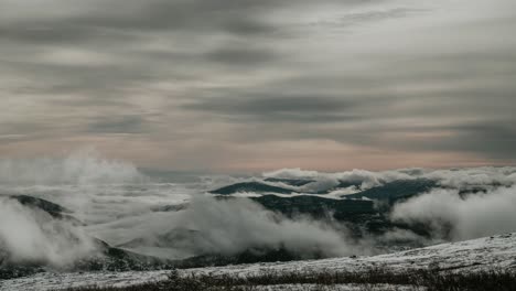 Hermoso-Paisaje-De-Telemark-En-El-Sur-De-Noruega-Con-Montañas,-Nubes-Y-Niebla