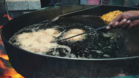 El-Famoso-Manjar-De-Peshawar-El-Chapal-Kebabs-Un-Pequeño-Vendedor-Preparándolo-En-Su-Pequeño-Restaurante