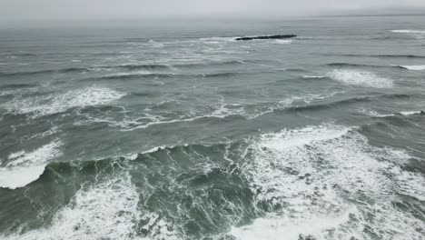Große-Wellen-Bilden-Sich-Am-Strand