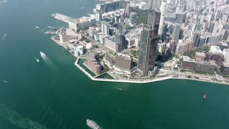 Vista-Aérea-De-Los-Rascacielos-Y-La-Costa-De-Hong-Kong-Frente-Al-Mar