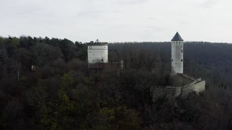 The-fairytale-castle-burg-Plesse-in-Bovenden-near-Göttingen-Goettingen-at-sunrise,-Lower-Saxony,-Germany