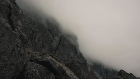 La-Cima-De-Una-Montaña-Escondida-En-Las-Nubes