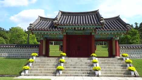 Scenic-Gate-Through-The-Peaceful-Garden-Of-Iconic-Tomb-Of-Seven-Hundred-Patriots-In-Geumsan,-Chungcheongnam-do,-South-Korea---Medium-Shot