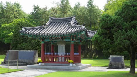 Die-Historische-Attraktion-Des-Koreanischen-Grabes-Von-Siebenhundert-Patrioten-In-Geumsan,-Chungcheongnam-do-Korea-An-Einem-Sonnigen-Tag---Breite-Aufnahme
