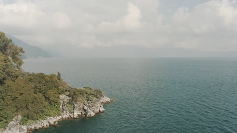 Drohnenantenne-Dreht-Sich-Um-Die-Bucht-Von-Tzununa,-Lake-Atitlan,-Guatemala