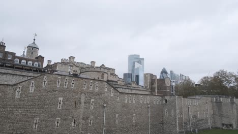 Kultige-Wolkenkratzer-Hinter-Dem-Tower-Of-London-An-Einem-Bewölkten-Tag