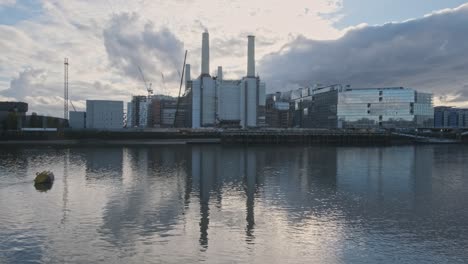 Stabile-Aufnahme-Des-Battersea-Kraftwerks-Unter-Reparaturen,-Das-Sich-In-Der-Ruhigen-Themse-Widerspiegelt