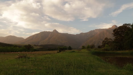 Lapso-De-Tiempo-Al-Atardecer-Sobre-Las-Montañas-Langeberg-Cerca-De-Swellendam,-Sudáfrica