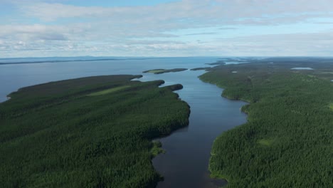 Luftaufnahme,-Die-Einen-Riesigen-See-Und-Den-Wald-Im-Norden-Von-Quebec-Zeigt