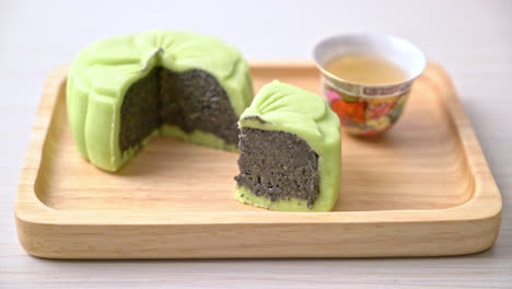 Chinese-moon-cake-green-tea-and-black-sesame-flavour