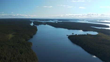Luftaufnahme-Eines-Riesigen-Wilden-Sees-An-Einem-Sommertag-Im-Norden-Von-Quebec