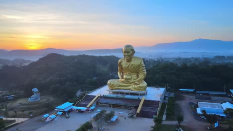 4k-Langsames,-Weites-Schwenken-Um-Das-Goldene-Bild-Des-Luang-Pu-Thuat,-Des-Berühmtesten-Und-Angesehensten-Mönchs-In-Thailand