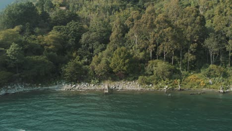 Drohnen-Luftaufnahme,-Die-Vom-Dock-Des-Wunderschönen-Atitlan-Sees,-Guatemala,-Wegfliegt