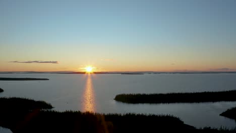 Luftaufnahme-Eines-Sehr-Schönen-Sonnenuntergangs-über-Einem-Leeren-Und-Wilden-See-Im-Norden-Kanadas