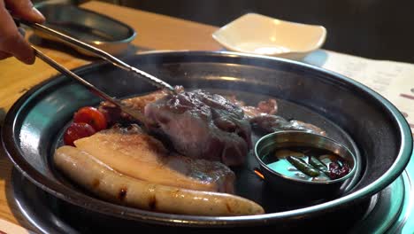 Große-Fleischstücke,-Die-Im-Koreanischen-Grill-Zubereitet-Werden---Nahaufnahme