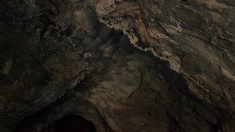 Gran-Estructura-De-Estalactitas-Dentro-De-Una-Cueva