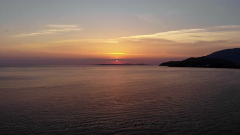 Rückflug-Aus-Der-Luft-über-Das-Marmarameer-Bei-Sonnenuntergang,-Wenn-Die-Sonne-Hinter-Den-Wolken,-Türkei
