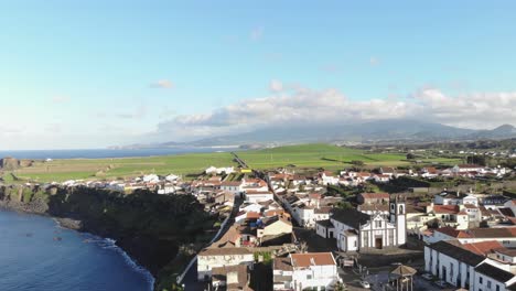 4K-Drohnenaufnahmen-Einer-Wunderschönen-Gemeinde-Mit-Blick-Auf-Die-Küste-Der-Azoren,-Portugal