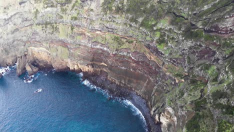 Steile-Zerklüftete-Küste-Im-Azoren-Archipel---Luftaufnahme-Nach-Oben-Kippen