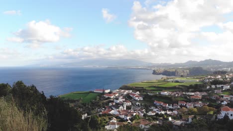 4K-Drohnenaufnahmen,-Die-Eine-Panoramalandschaft-Einer-Wunderschönen-Küstengemeinde-Auf-Den-Azoren,-Portugal,-Zeigen