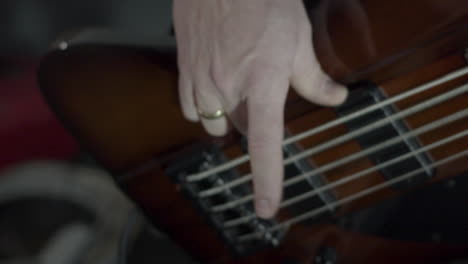 Hand,-Die-Intensiv-Bassgitarre-Spielt