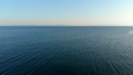 Luftvorwärtsflug-über-Das-Marmarameer-Durch-Den-Horizont,-Balikesir,-Türkei