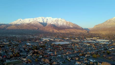Utah-Städtischer-Wohnbezirk-Mit-Schneebedecktem-Timpanogos-berg,-Antenne