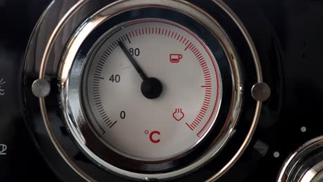 Temperaturregler-Für-Schwarze-Kaffeemaschine,-Der-Sich-Schnell-Aufheizt,-Um-Frisches-Gebräu-In-Grad-Celsius-Zuzubereiten