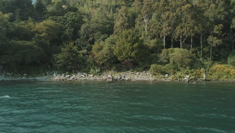 Drohnenantenne,-Die-Vom-Dock-In-Tzununa,-Lake-Atitlan,-Guatemala,-Wegfliegt