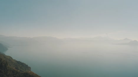 Schöne-Drohnen-Panoramaaufnahme-Des-Atitlan-Sees-An-Einem-Bewölkten-Morgen-In-Guatemala