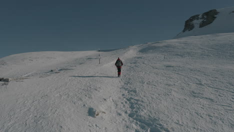 Schneebedeckter-Berg-Im-Winter-In-Sinaia,-Rumänien