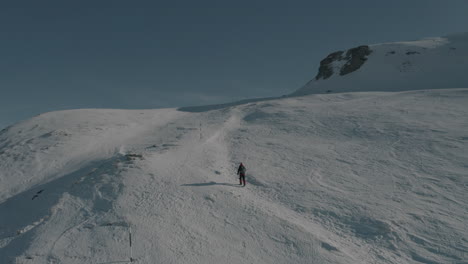 Schneebedeckter-Berg-Im-Winter-In-Sinaia,-Rumänien
