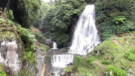 Wasserfall-Ribeira-Dos-Caldeirões-In-Achada,-Azoren,-Portugal---Panorama-Luftaufnahme-Mit-Niedrigem-Winkel