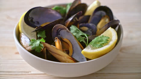 fresh-mussels-with-herbs-in-a-bowl-with-lemon